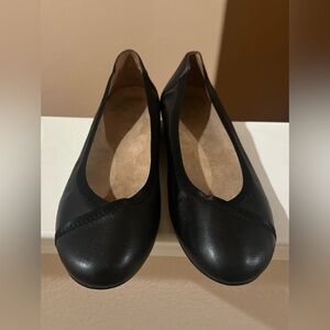 Vionic Women's Caroll Flat Shoes Black Leather Comfort Workwesr Size 9.